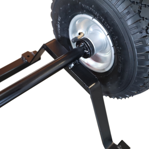 Stabiles Fahrgestell mit Luftreifen beim Feuerwehr-Bollerwagen Basis